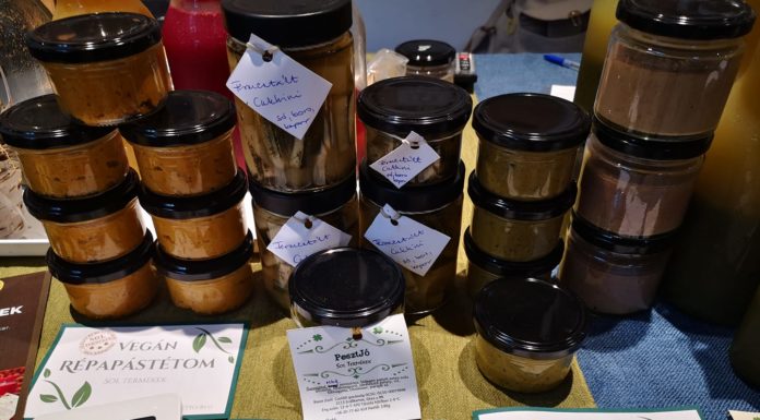 Halloweeni kínálat a gödi piacon