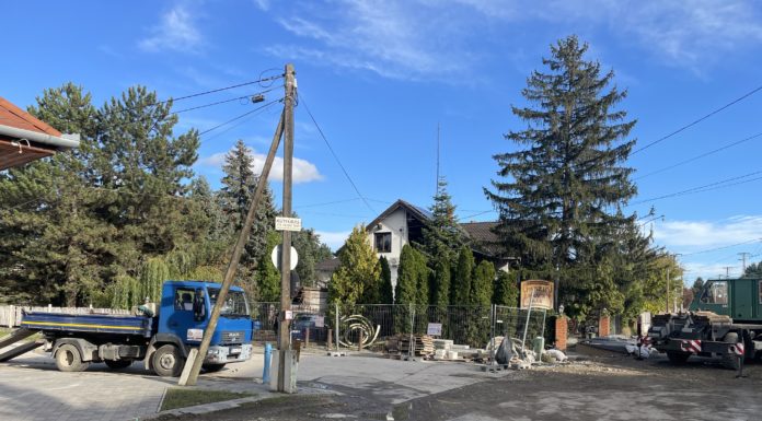 Veszélyes gödi kereszteződés