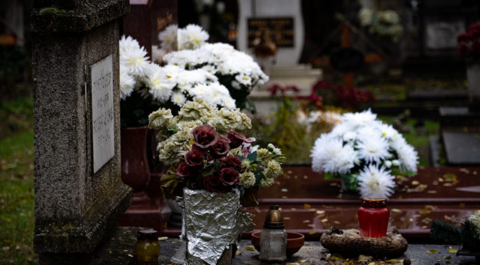 Virágtenger a gödi temetőkben