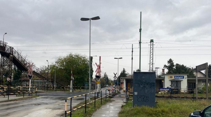 Autóval is járható az alsógödi vasúti átjáró