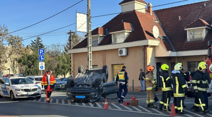 Fejtetőre állt az autó: óriási baleset volt a 2-es úton