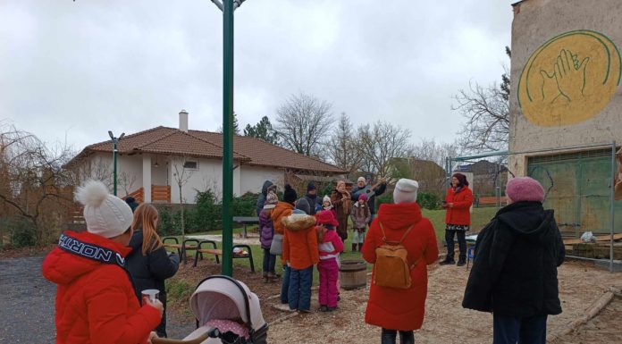 A neveleki szomszédok a Pacsi parkban ünnepelték a karácsonyt