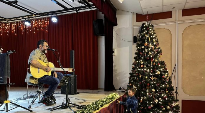 Mező Misi Gödön tartotta az év utolsó Mesélőjét