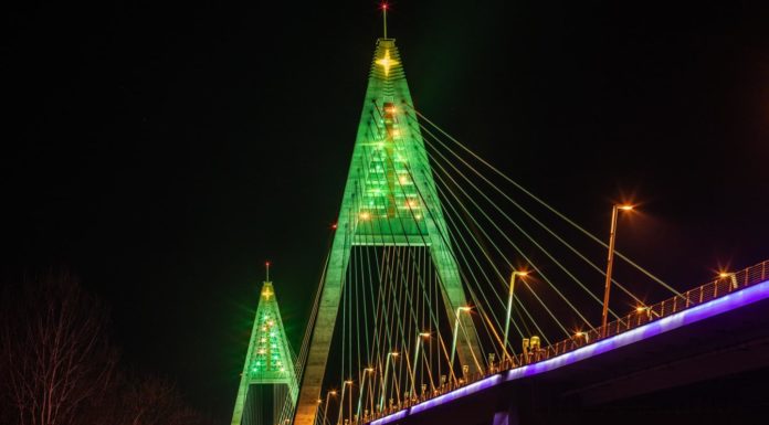 Mutatjuk, hogyan alakultak át karácsonyfákká a Megyeri híd pilonjai!