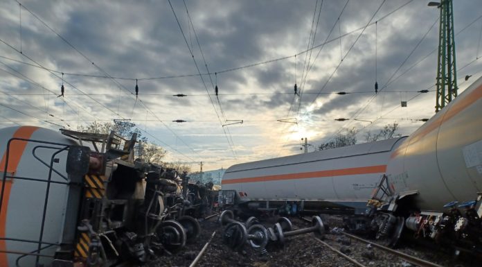 Képeken a kisiklott tehervonat