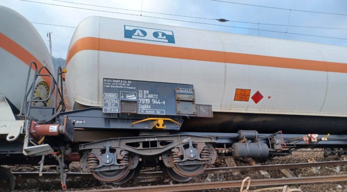 Megérkezett a daru a vonatbalesethez: látható, hogy meddig tart a vágányzár