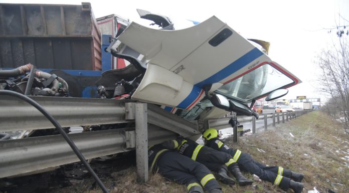 Három kamion ütközött: mentőhelikopter, halálos áldozat