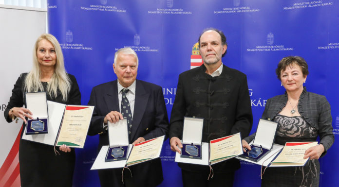 Mutatjuk az Év tanára díjazottjait!