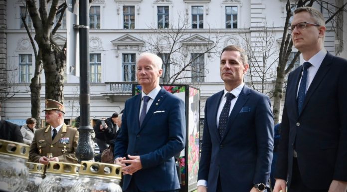 Tuzson Bence a Terror Háza előtt emlékezett meg a kommunizmus áldozatairól