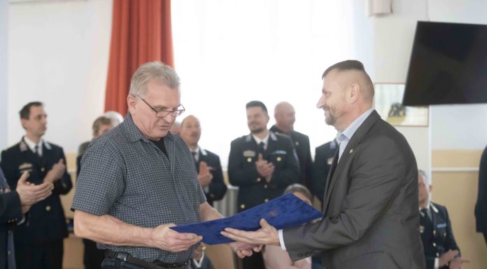 A kutyavezetők legelismertebb szakoktatóját búcsúztatták a dunakeszi bázison