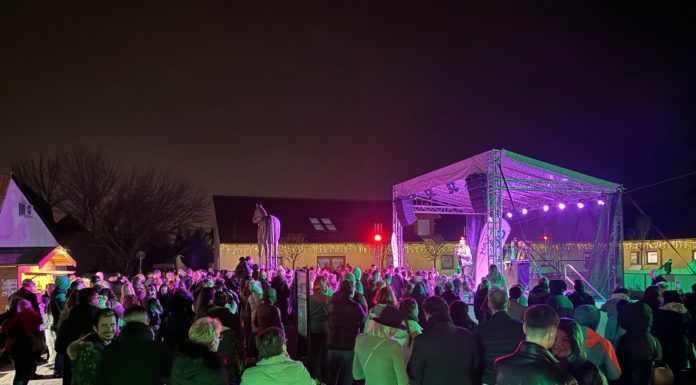 Tömeg, buli, jó hangulat a gödi jégpálya búcsúztatóján