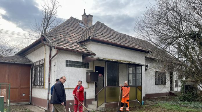 Már szépítik a felsőgödi posta udvarát