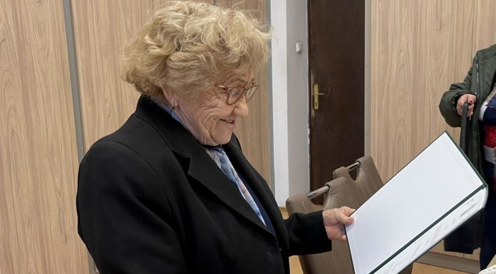 Köszöntjük a 90 éves Gödön élő Erzsi nénit!