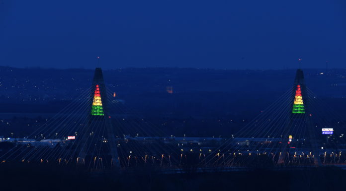 Látta a nemzeti színekbe öltözött Megyeri hidat?