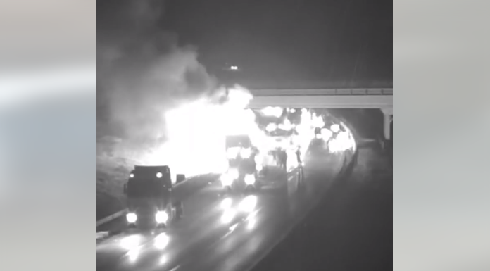 Kamion a kamionban: egyszerre három teherautó gyulladt ki az M0-son