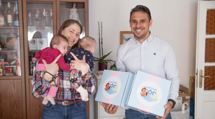 Ikerlányok kapták az első gödi babaköszöntő csomagot