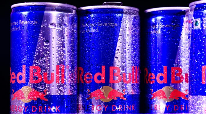 Tiltanák az energiaitalt a 18 éven aluliaknak