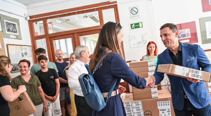 Notebookokat kaptak a Huzellás diákok