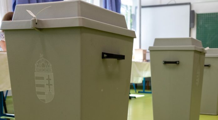 Gödön is megkezdődött a szavazás