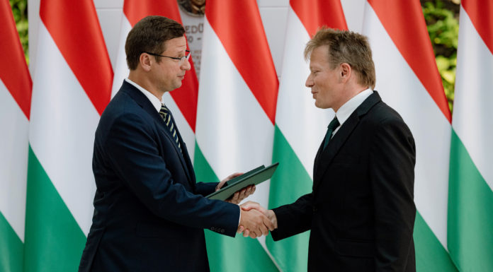 Magyar Ezüst Érdemkeresztet kapott Potyó Imre gödi fotóművész