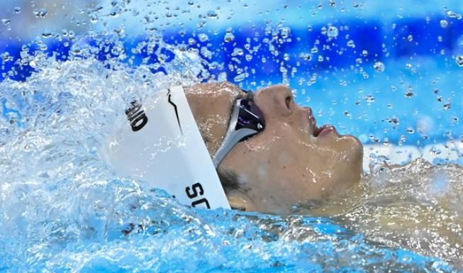 Kós Hubert olimpiai bajnok 200 méteres hátúszásban