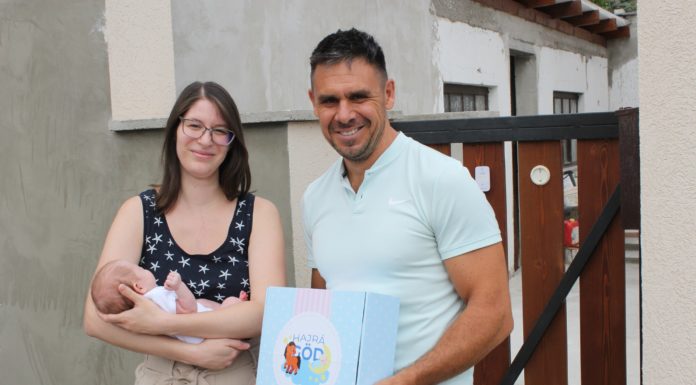 Átadták a 100. babacsomagot Gödön