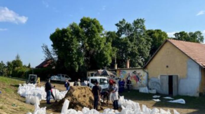 Gödön éjjel-nappal igényelhető a homokzsák