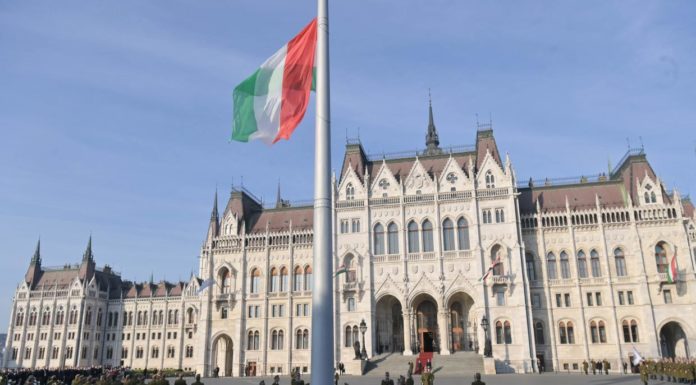 Felvonták a nemzeti lobogót az Országház előtt