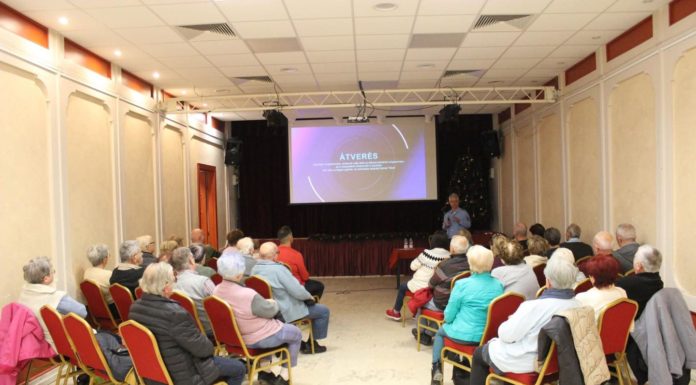 Az online csalásokról tartottak előadást a gödi nyugdíjasoknak