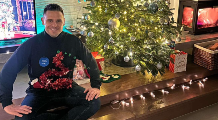 A karácsonyi csúnyapulcsi-verseny győztese: Kammerer Zoltán polgármester