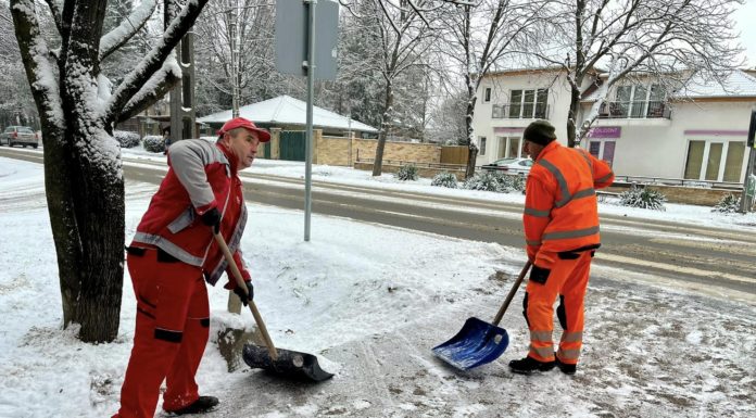 Nagy erőkkel zajlik a hó eltakarítása a gödi utakról