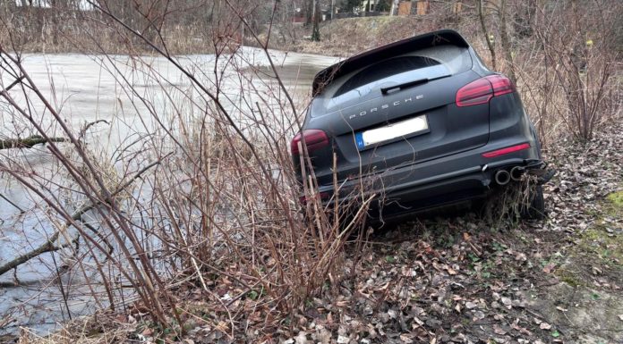 Videón, ahogy a gödi Feneketlen-tóból kihúzzák a Porschét