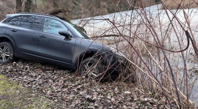 Porsche csúszott a gödi Feneketlen-tóba