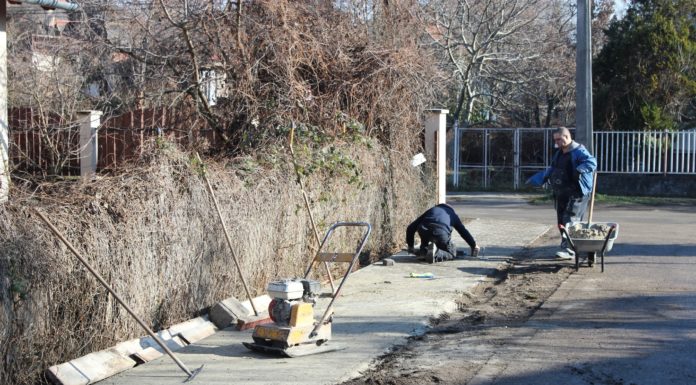 Gőzerővel zajlanak a járda- és útépítési munkák Gödön