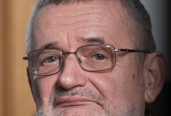 90 éves Csányi Vilmos, aki éppen Gödön vizsgálta a szőrös gyerekek viselkedését