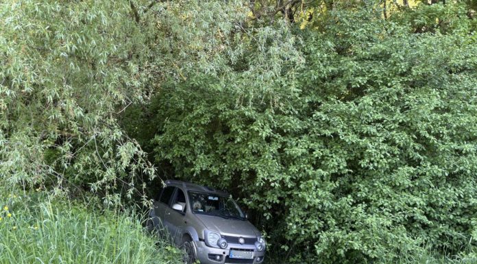 Lecsúszott egy autó a gödi gátról