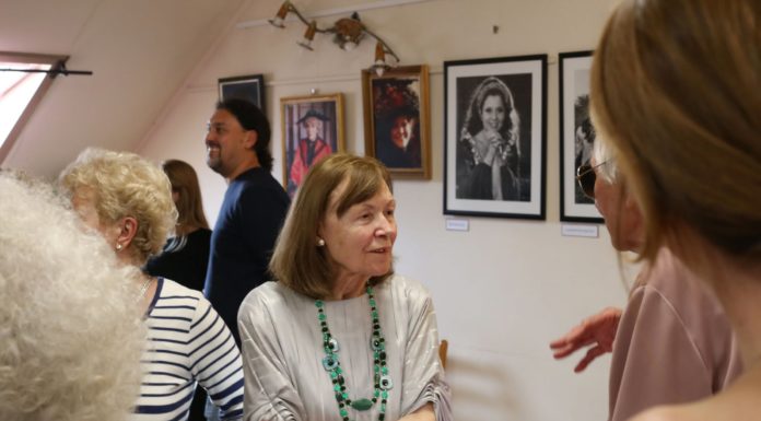 Portré a falon – Inkey Alice fotókiállítása látható a Gödi Művházban