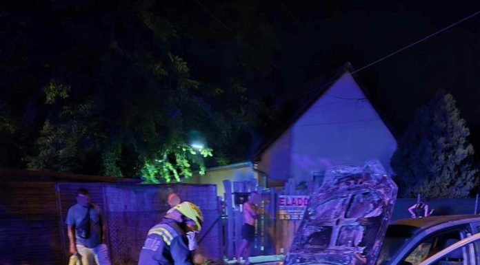 Lángolt egy autó Gödön