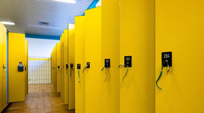 Kamerát szerelt fel egy férfi egy uszoda férfi öltözőjében