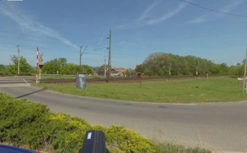 Jogsi nélkül hajtott át egy sofőr a piros lámpán Gödön