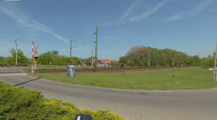 Jogsi nélkül hajtott át egy sofőr a piros lámpán Gödön