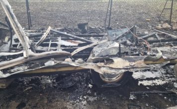 Kigyulladt egy lakókocsi Gödön