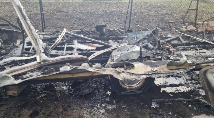 Kigyulladt egy lakókocsi Gödön