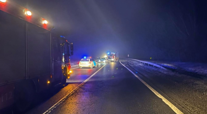 Baleset az M2-esen, két autó ütközött össze